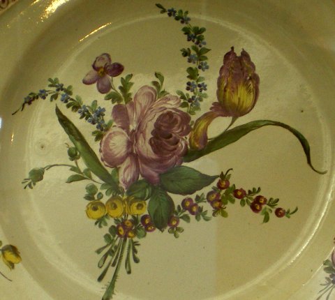 Assiette octogonale à décor floral.