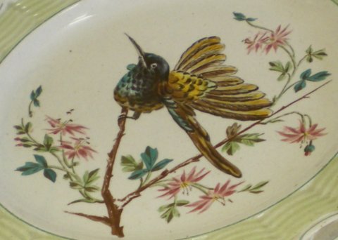 Coupe ajourée à décor de branche et d'oiseau.