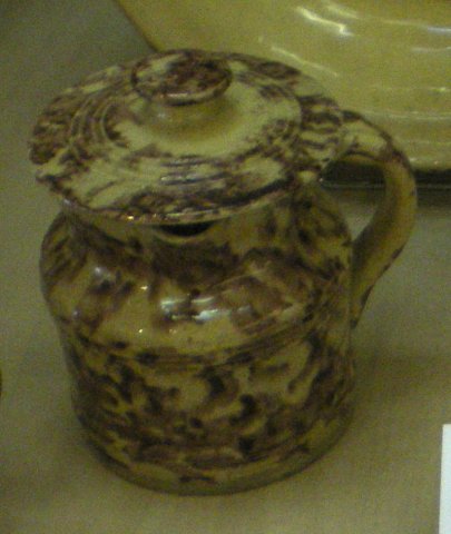 Faïence à décor de cailloutis fait à l'éponge.