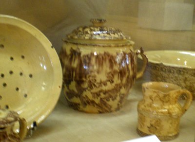 Faïence à décor de cailloutis fait à l'éponge.
