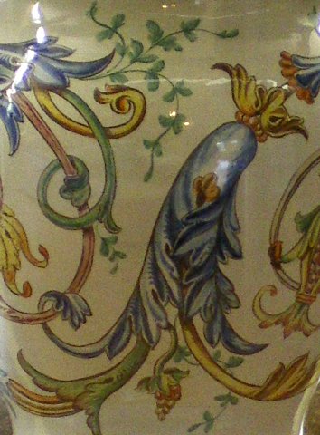 Jardinière à décor floral. Rinceaux polychromes.