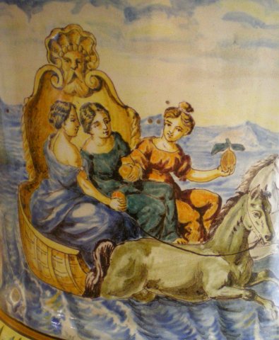 Grande potiche polychrome ormée d'un paysage sur la panse.