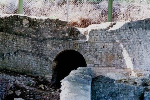 Le bassin de sortie de Sainte-Fontaine. Détail de l'abside et de l'arrivée de la conduite souterraine.</p>
<p>Photo J.-P. Pierrez
