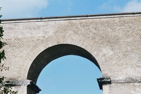 Le pont à Jouy. Détail d'une arche.</p>
<p>Photo J.-P. Pierrez