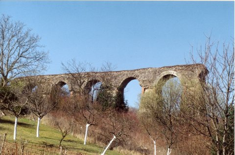 Les arches sur la rive gauche de la Moselle. Photo M. Heilig.