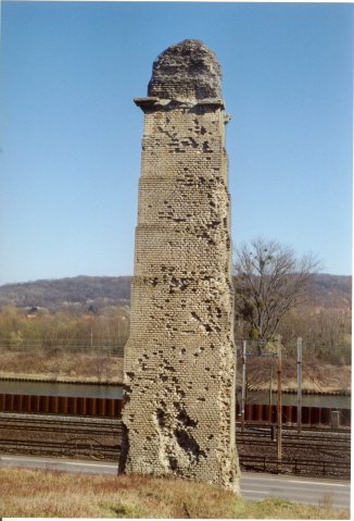 La dernière pile de la rive gauche, au bord de la route. Avant restauration.</p>
<p>Photo M. Heilig