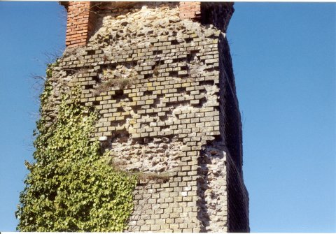 Dernière pile de la rive gauche. Détail de l'appareil et de la maçonnerie. Les briques, en haut à gauche de la photo, appartiennent à une consolidation.</p>
<p>Photo M. Heilig.
