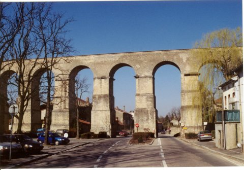 Les piles à Jouy au dessus de la route nationale. Photo M. Heilig.