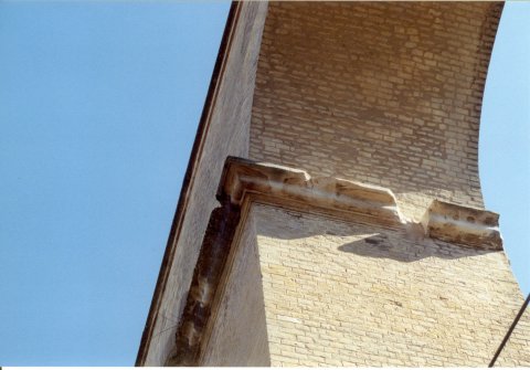 Arche à Jouy. Détail de l'imposte d'un pilier.</p>
<p>Photo J.-P. Pierrez.