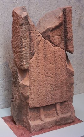 Stèle funéraire inachevée, détail d'un côté. Saint-Quirin, Croix-Guillaume, nécropole.