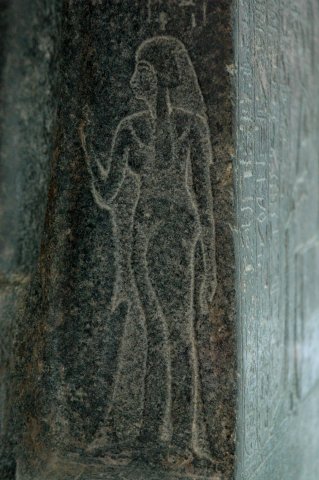 Statue en granit d'un homme assis du nom de Nakht Mout. Karnak. Nouvel Empire.