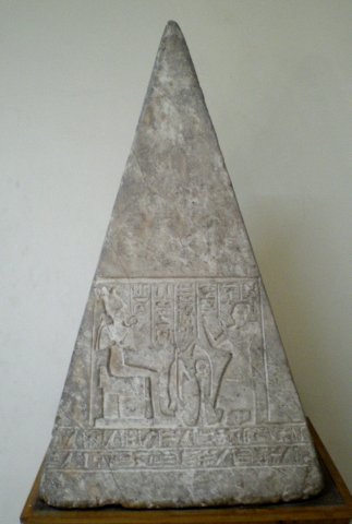 Élément d'architecture pyramidal avec bas-relief représentant le mort devant Osiris. Nouvel Empire.