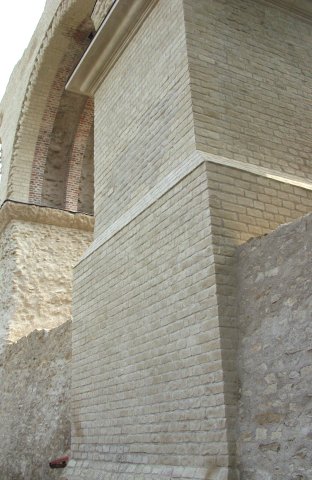 Le pont à Jouy. Détail d'une pile.</p>
<p>Photo J.-P. Pierrez