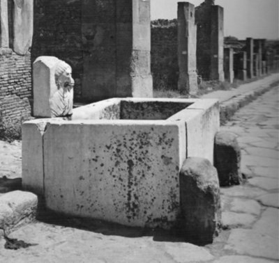 Fontaine publique à Pompéi.