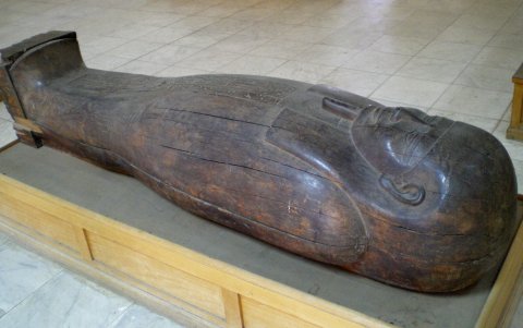 Sarcophage en bois.