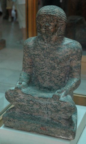 Statuette de scribe en granit.