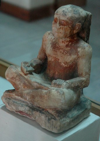 Statuette de scribe en calcaire peint.