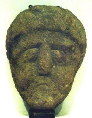 Stèle funéraire. Grès. Troisfontaines, nécropole des Froeschen.
