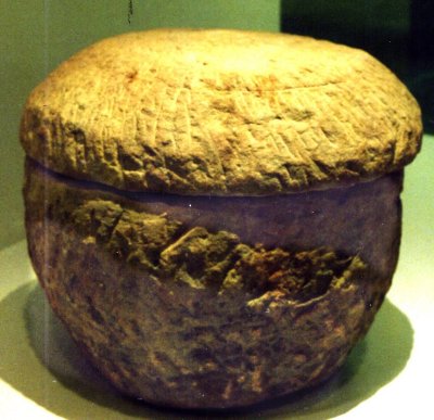 Coffre funéraire. Grès. Troisfontaines, nécropole des Froeschen.