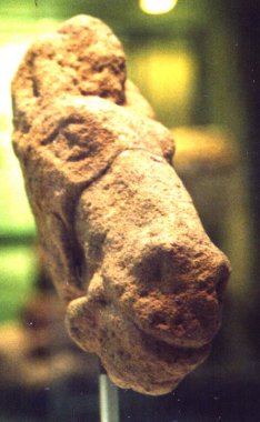 Tête du cheval d'un groupe de Jupiter à l'anguipède. Grès. Saint-Quirin, Deux-Croix.