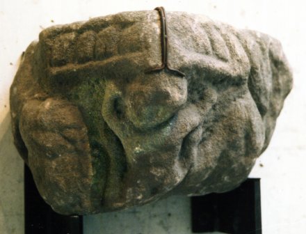 Chapiteau historié. Grès. Troisfontaines, Haute-Valette.