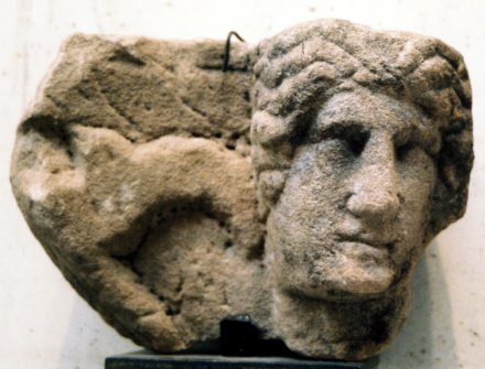 Stèle de femme. Grès. Garrebourg, Tiergarten.