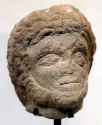 Tête de Jupiter cavalier. Grès. Tarquimpol.