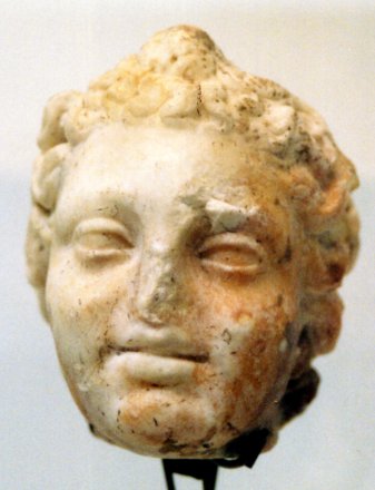 Tête d'enfant. Marbre. Tarquimpol.