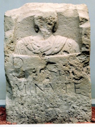 Stèle funéraire. Grès. Tarquimpol.