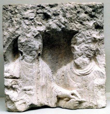 Esp. 4500. Stèle funéraire d'un couple. Calcaire. Tarquimpol.