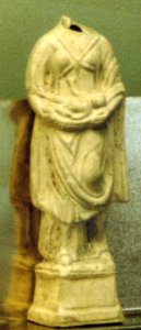 Figurine en terre blanche. Sarrebourg, nécropole du Marxberg.
