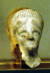 Figurine en terre blanche. Sarrebourg, nécropole du Marxberg.