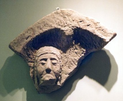 Stèle funéraire. Grès. Sarrebourg, nécropole de la rue de Verdun.