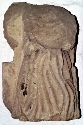 Fragment de stèle de femme