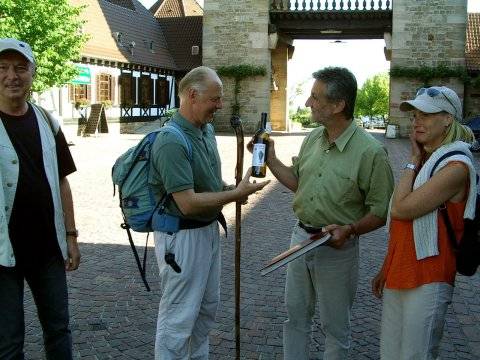 Don de la bouteille du pèlerinage de 2004 devant la Weintor de Schweigen.