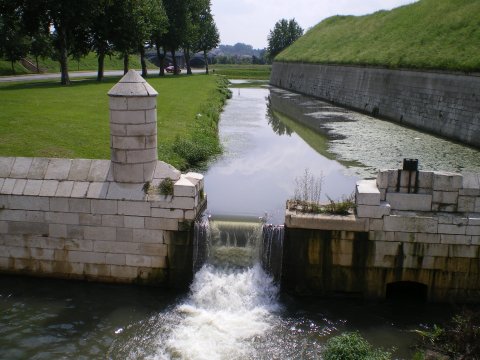 Le fossé de l'enceinte de Toul à la Porte de Metz.