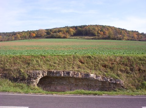 L'aqueduc entre Gorze et Novéant.<br />
Photo M. Heilig.