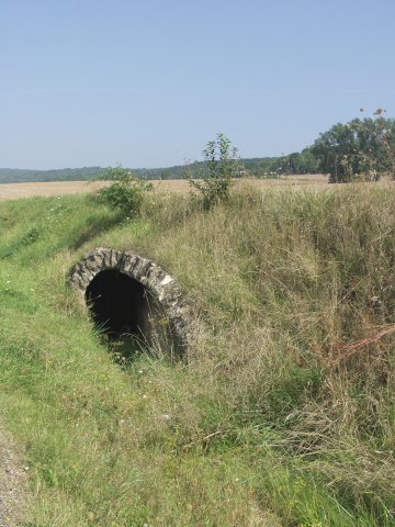 L'aqueduc entre Gorze et Novéant. La coupe du côté de Gorze.<br />
Photo J.-P. Pierrez.