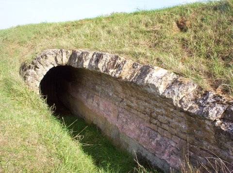 L'aqueduc entre Gorze et Novéant. La coupe du côté de Gorze.<br />
Photo M. Heilig.