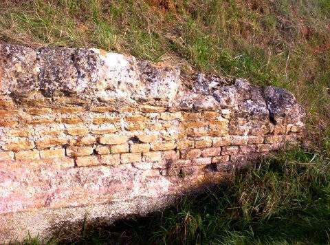 L'aqueduc entre Gorze et Novéant. Détail de l'appareil.<br />
Photo M. Heilig.