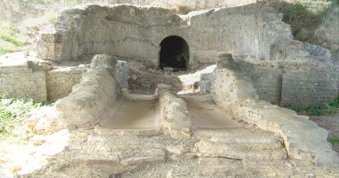Le bassin de sortie de Sainte-Fontaine.Au fond, l'abside et l'arrivée de la conduite souterraine. Au premier plan, la double conduite du pont.</p>
<p>Photo J.-P. Pierrez