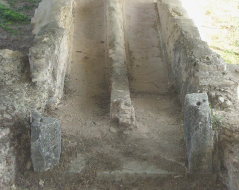 Le bassin de sortie de Sainte-Fontaine. Le départ de la double conduite du pont. Remarquer les piedroits et les seuils des deux conduites.</p>
<p>Photo J.-P. Pierrez