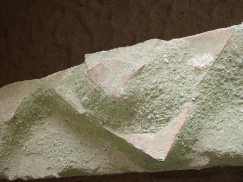 Détail des briques triangulaires du muret central de la double conduite.