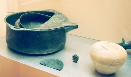 Vaisseaux de bronze provenant d'un atelier de bronzier. Attilloncourt.