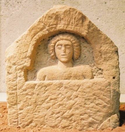 Stèle funéraire. St-Quirin, Croix-Guillaume.