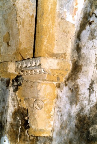 La console nord-ouest et le chapiteau de la colonnette correspondante.