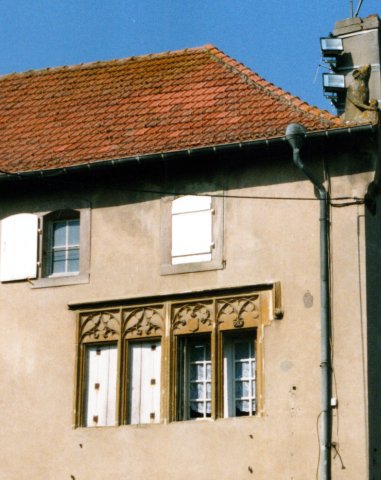 Fenêtres ouvragées d'une maison de la ville. 