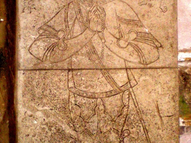 Les Thons. Couvent des Cordeliers. Nef de l'église. Copie de la plaque funéraire de Grégoire du Châtelet. Photo Marc Heilig