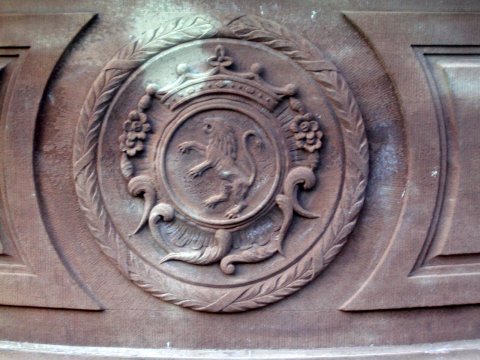 Blason de Renaud de Lutzelbourg sur la Fontaine aux Abeilles.