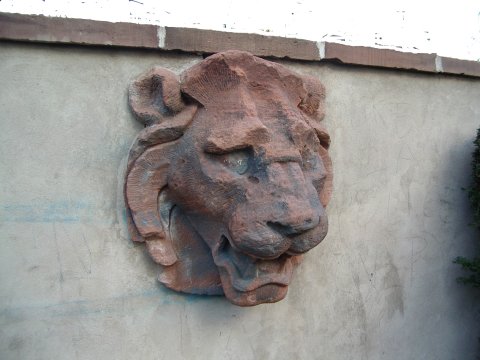 Tête de lion du château d'eau. Parc de la place R. Schuman.